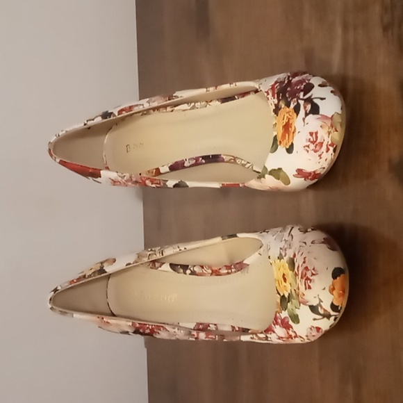 Bamboo Faux Leather Flowered High Heels 7.5 - Picture 3 of 8